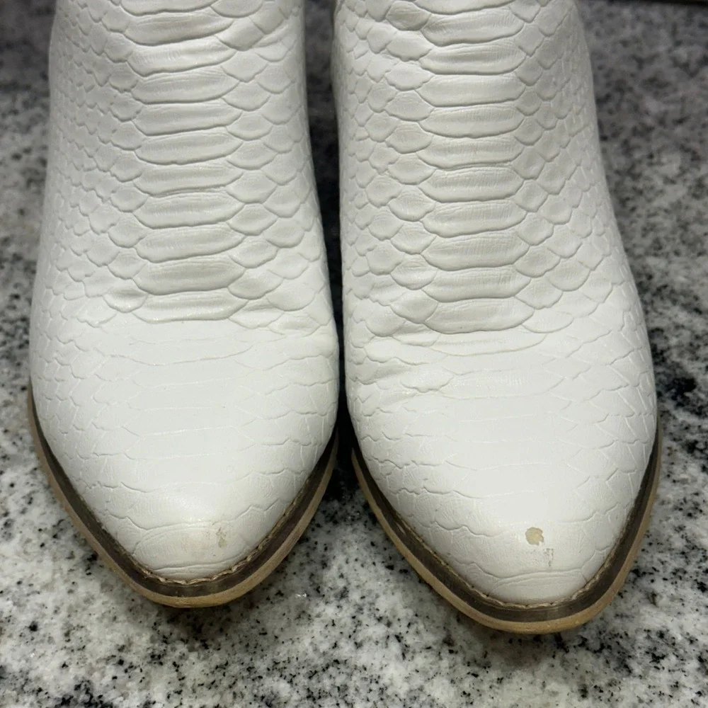 Natural Reflections White Snake Embossed Western Ankle Boots‎ Booties Women 8.5